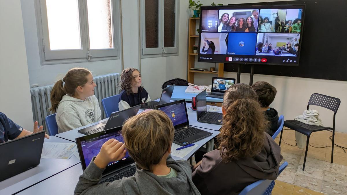 Alumnes participants fent una videotrucada amb estudiants d'arreu d'Europa