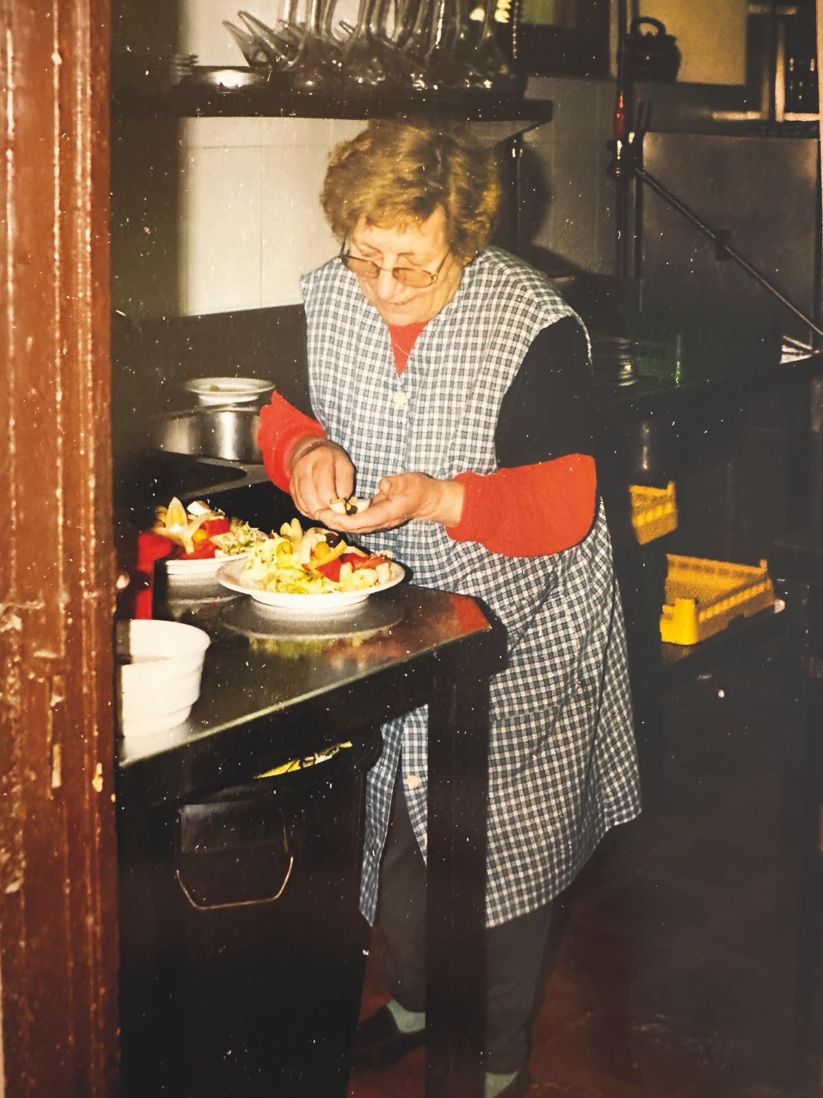 Foto antiga de la Juanita a la cuina de Can Mascort.