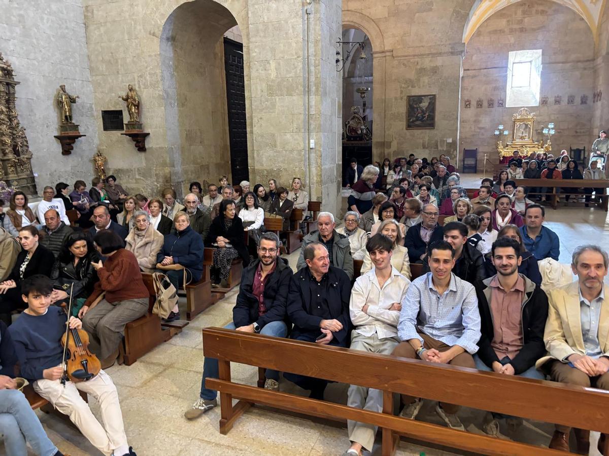 La iglesia de San Juan repleta de asistentes al pregón, con Ángel Rodríguez y su familia en priemera fila