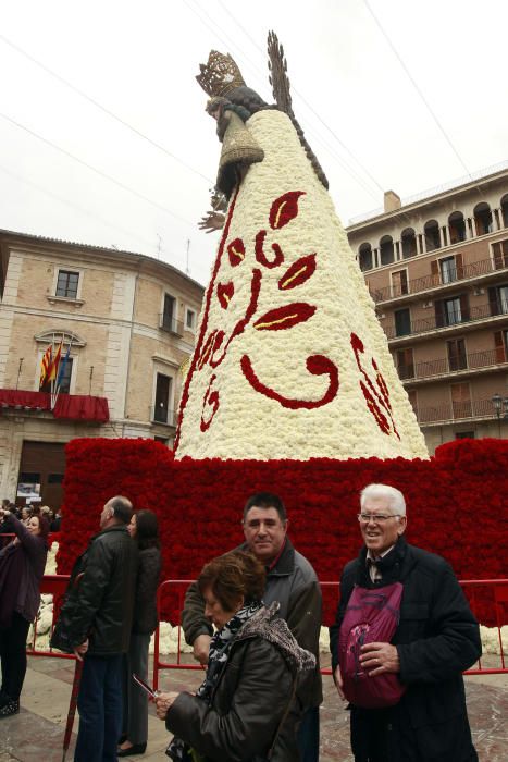 La plaza se llena para ver el manto de la Virgen