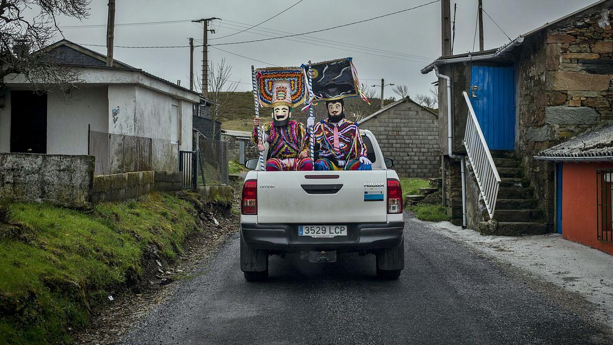 Dos boteiros llegando 
a una aldea de Vilariño de Conso 
en un todoterreno. | / // BRAIS LORENZO