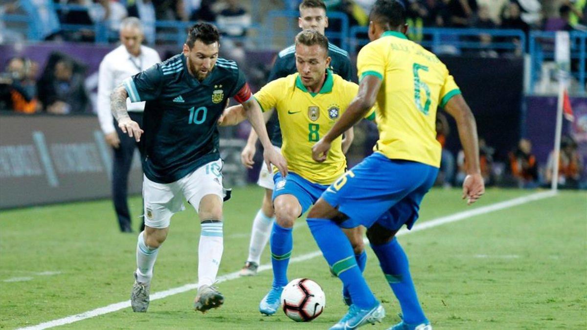 Messi siempre es un mal de cabeza para la defensa de Brasil