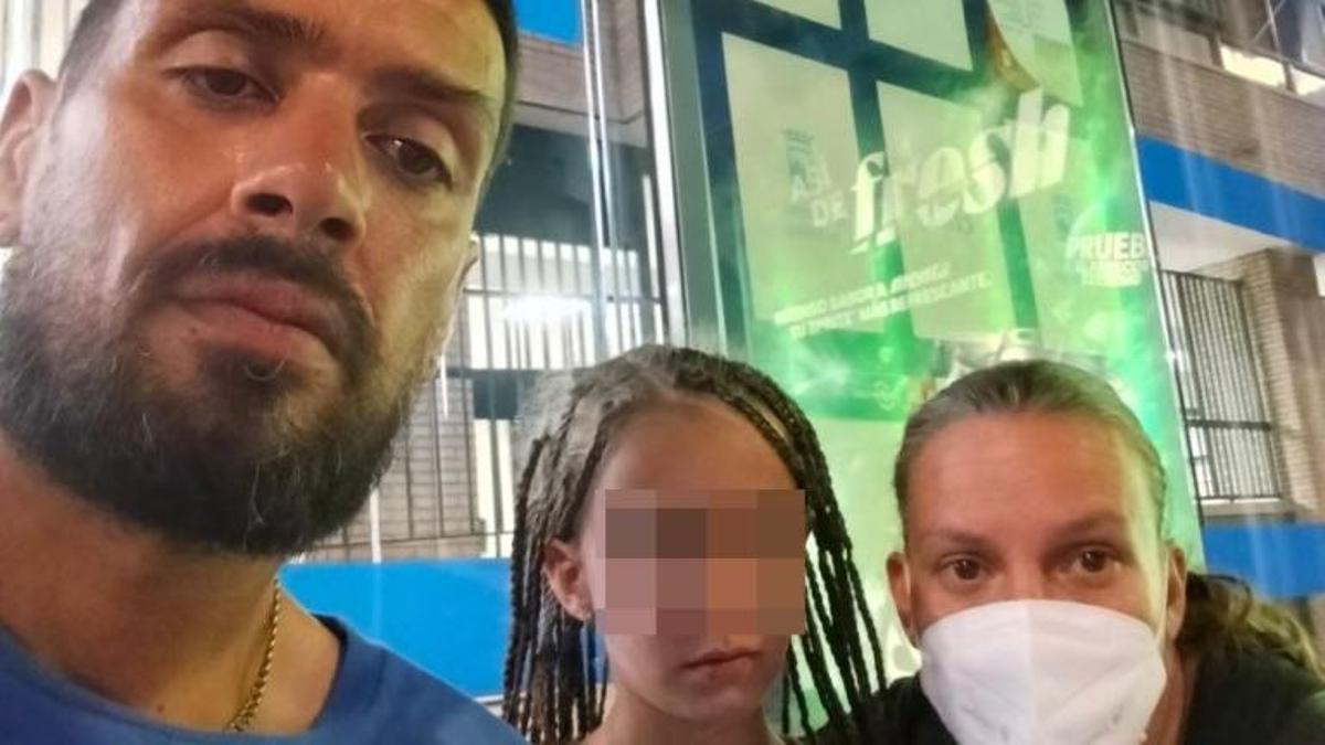 Elvira del Castillo, con su pareja y su hija pequeña, esta semana.