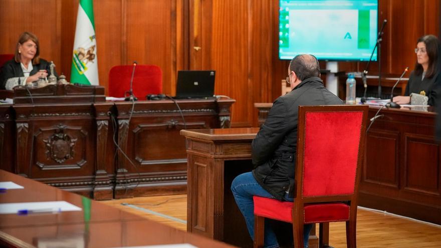 El hombre acusado de dejar morir a su madre enferma durante la primera sesión de juicio. María José López / Europa Press