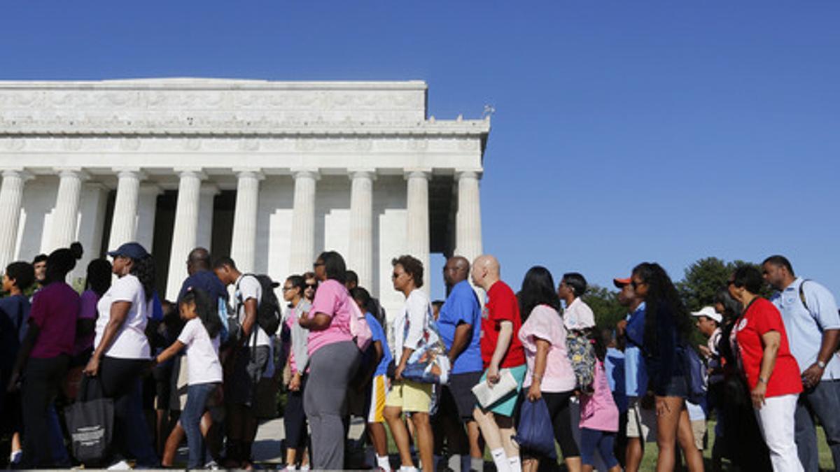 Miles de ciudadanos, congregados ante el monumento Abraham Lincoln, en Washington, este sábado.