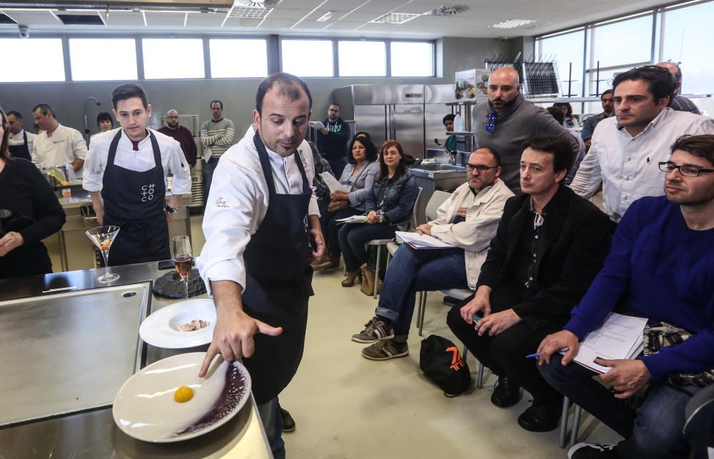 El estrella Michelín acerca a medio centenar de estudiantes y restauradores de la provincia las nuevas técnicas de la cocina molecular