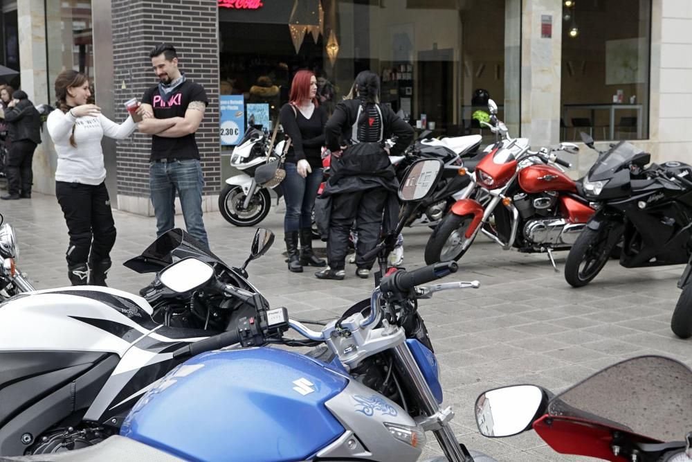 "Motocomadres". Un grupo de moteras celebra las Comadres en una ruta de moto