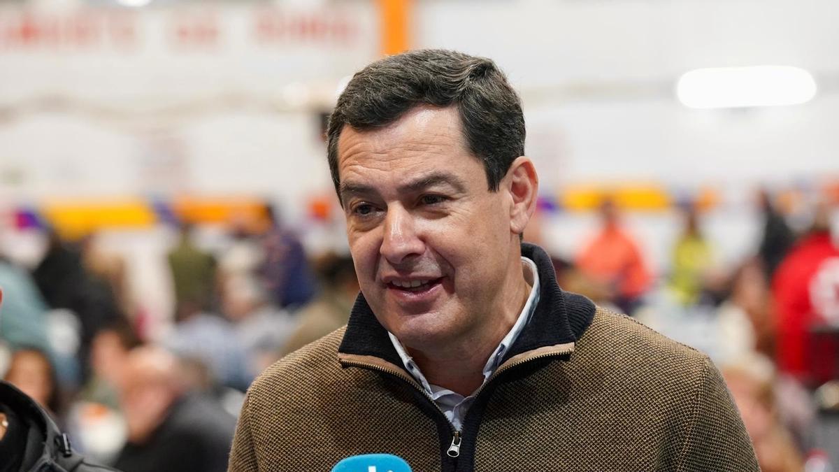 El presidente de la Junta de Andalucía, Juanma Moreno, este domingo en declaraciones a los medios en Ronda (Málaga), donde ha visitado a los vecinos desalojados de Grazalema (Cádiz).