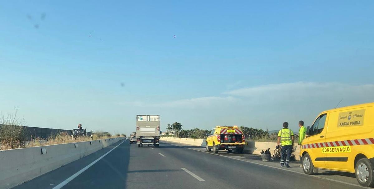 Una moto arde en la carretera de Santa Eulària a Ibiza y provoca retenciones