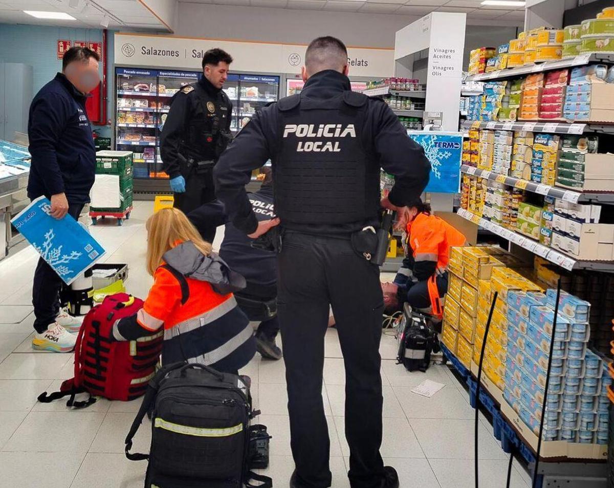 Policías locales de Xilxes y sanitarios atienden a la víctima.