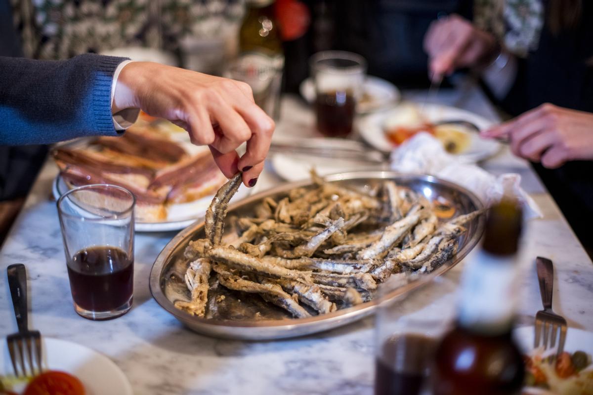 Pescaíto frito en el bar La Plata, en la calle de la Mercè de Barcelona.