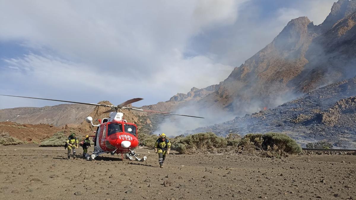 Efectivos de emergencia trabajan para apagar el incendio del Parque Nacional del Teide.