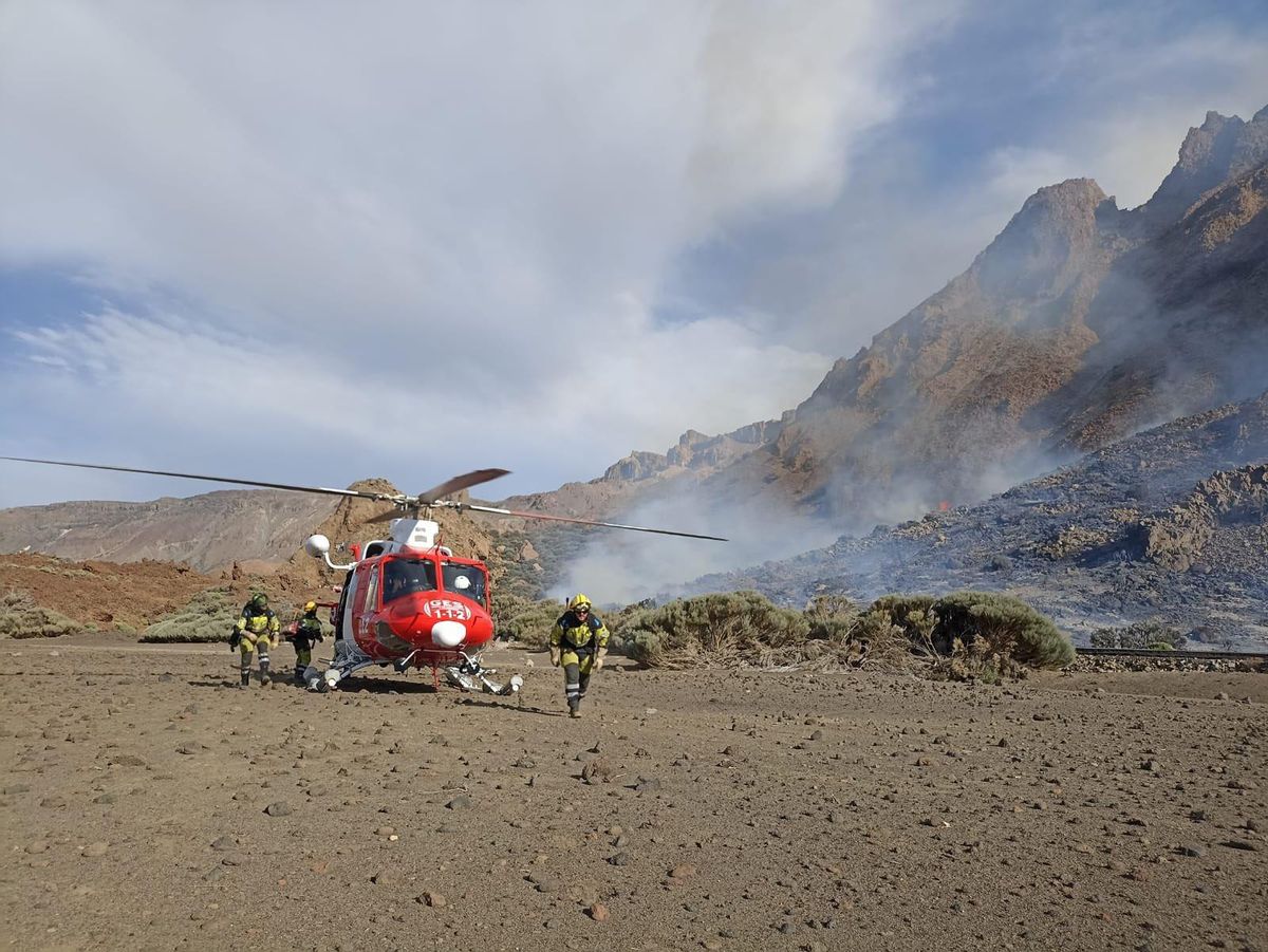 Efectivos de emergencia trabajan para apagar el incendio del Parque Nacional del Teide.