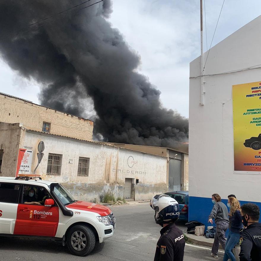 Dos intoxicados en el incendio de un almacén en Alicante