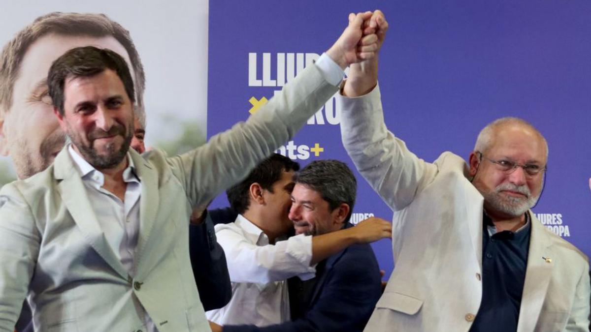 El candidat de Junts el 9J, Toni Comín, i l’exconseller Lluís Puig. | MARTA VIDAL / ACN