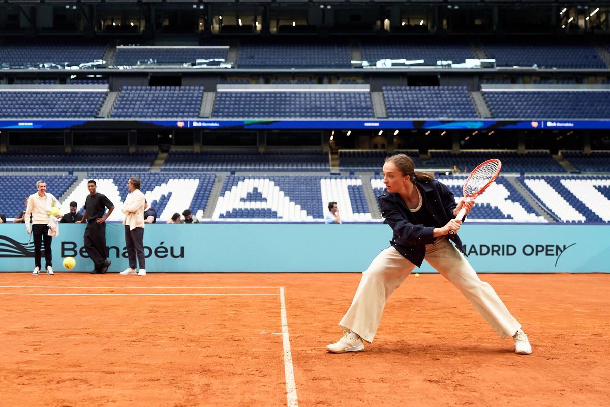 Iga Swiatek en la pista de tenis instalada en el estadio Santiago Bernabéu.