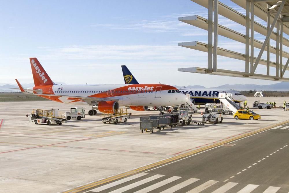 Llegada del primer avión al aeropuerto de Corvera