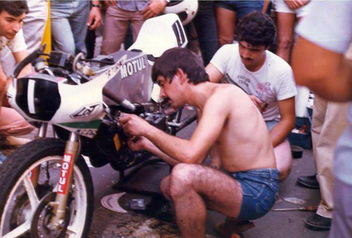 El piloto de Canals ajusta algunas piezas de su moto junto a su amigo de la infancia y técnico durante su trayectoria deportiva, Salvador Carsí