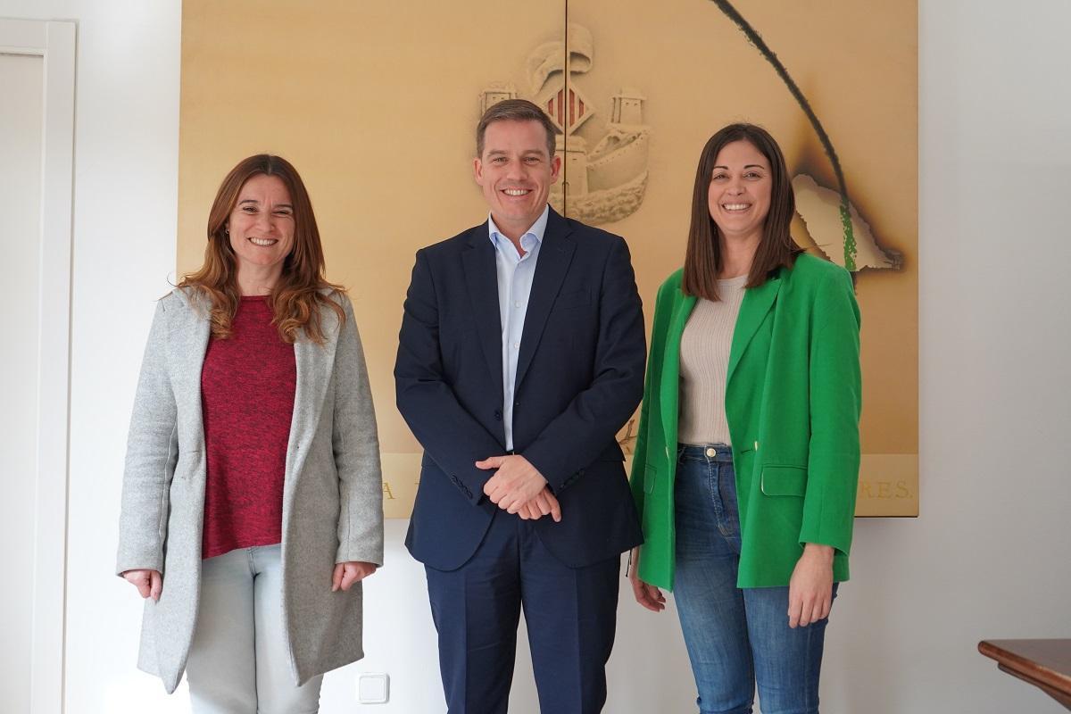 Celia Gorrita (presidenta de la JLF), el alcalde Roger Cerdà y la concejala María Beltrán.