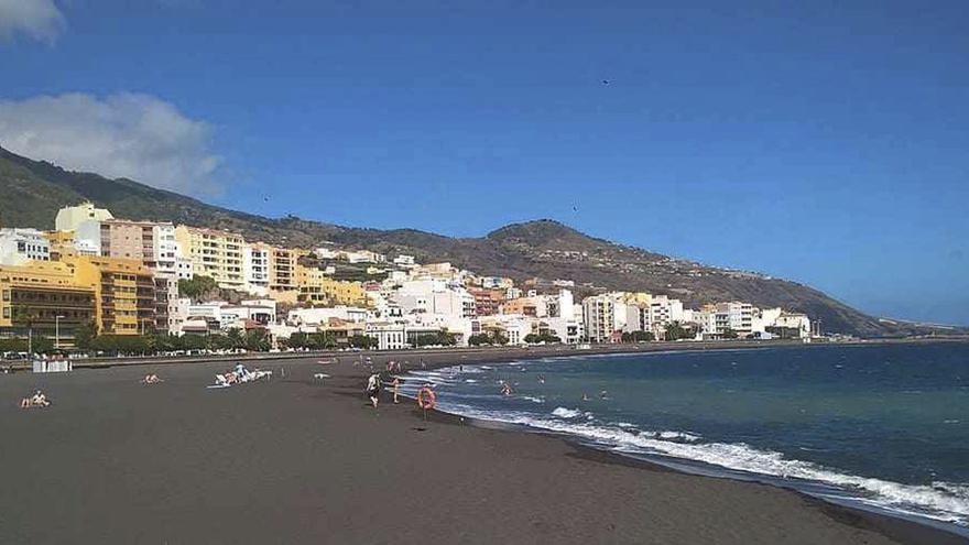Imagen de archivo de la playa urbana de Santa Cruz de La Palma.