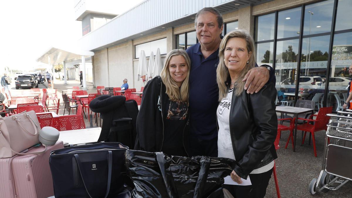 La familia Hubbard, de Florida (EE UU), minutos después de aterrizar en Asturias: los padres, Lisa y Ken, y su hija Kendyl.