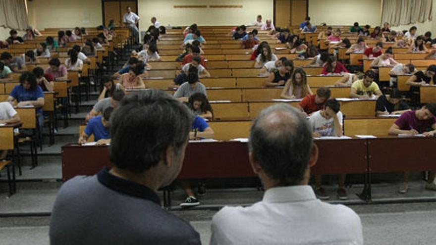 Alumnos hacen la prueba de acceso a la Universidad en la facultad de Medicina.