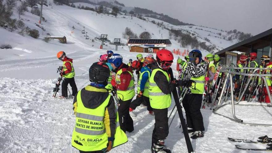 Un grupo de escolares, ayer, en Fuentes de Invierno.