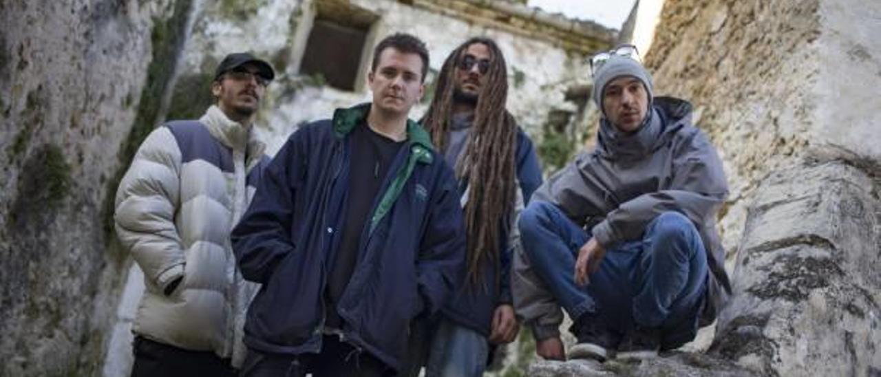 De izquierda a derecha, Mantekillah, Reason, Nu-Klear y Mistilo, componentes del grupo