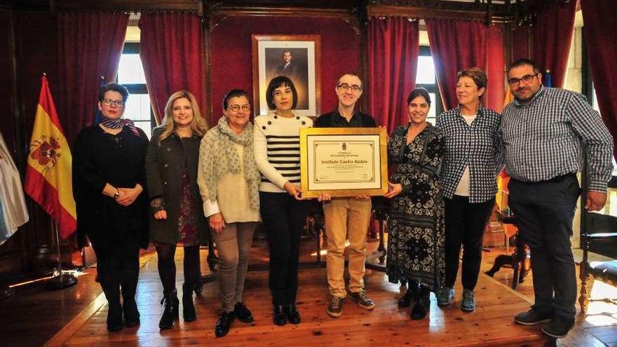 El equipo de la biblioteca y el director del Castro Alobre, ayer con concejales de Vilagarcía. // Iñaki Abella