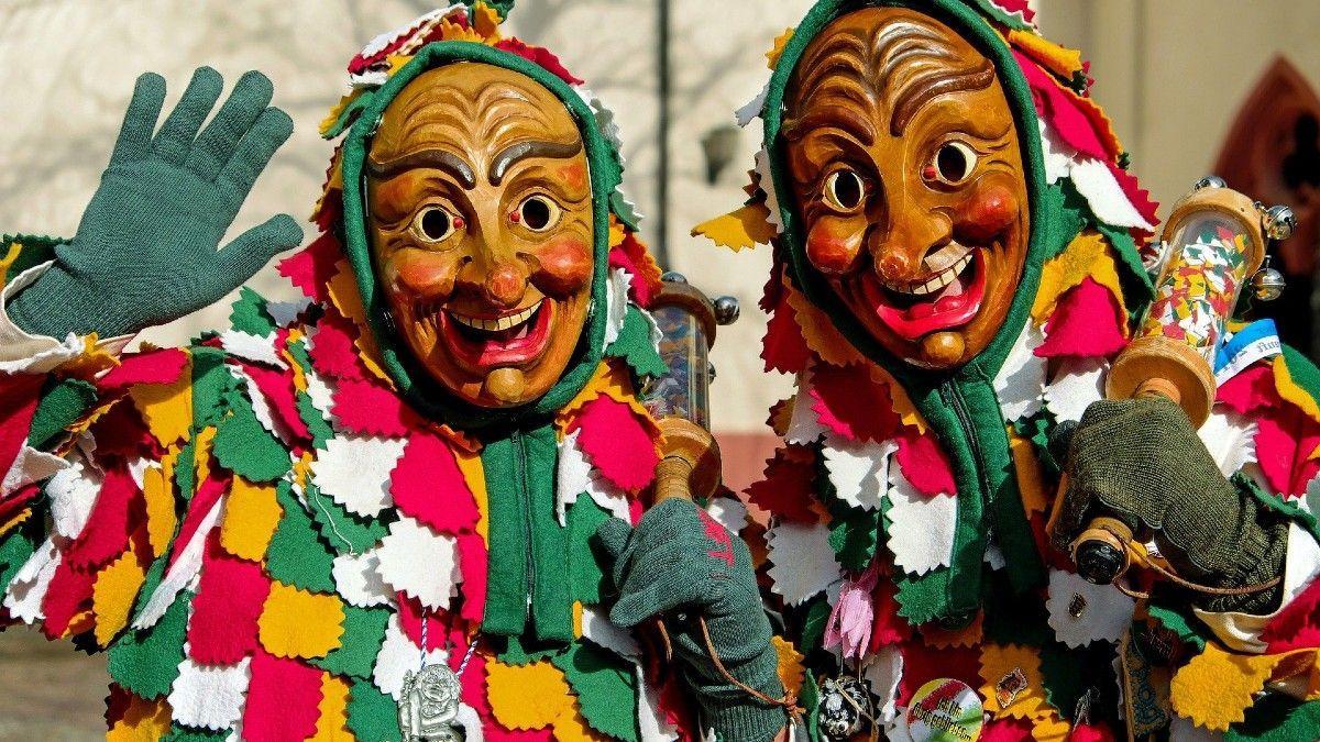 Dos personas disfrazadas durante el Carnaval.