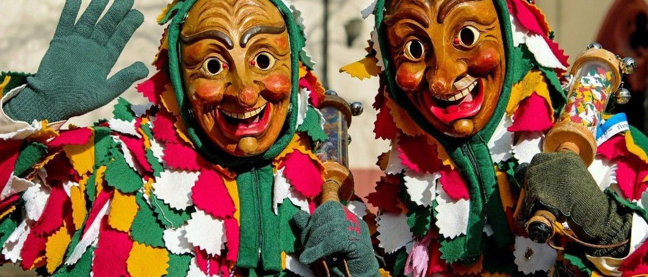 Dos personas disfrazadas durante el Carnaval.