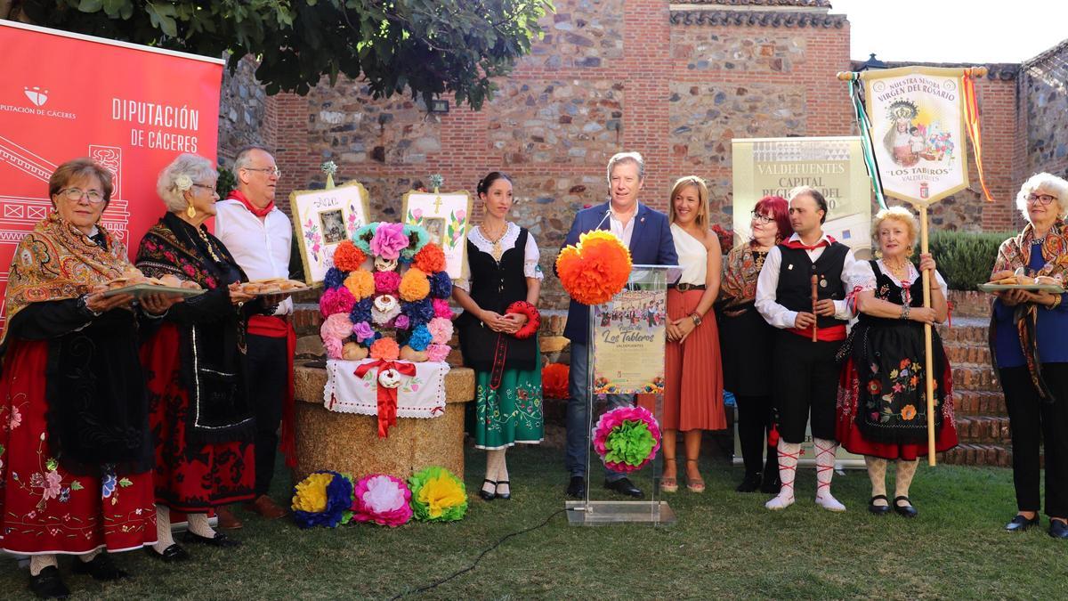 Alvaro Arias, alcalde de Valdefuentes, presenta la fiesta de Los Tableros, acompañado por la diputada de Turismo Elisabeth Martín, , la presidenta de la Asociación de la Pasión Viviente de Valdefuentes, Pilar Holgado, una madrina portando un Tablero, Ana Martín Higuero, y la persona encargada de la flauta, José Antonio Barquilla, entre otros representantes.