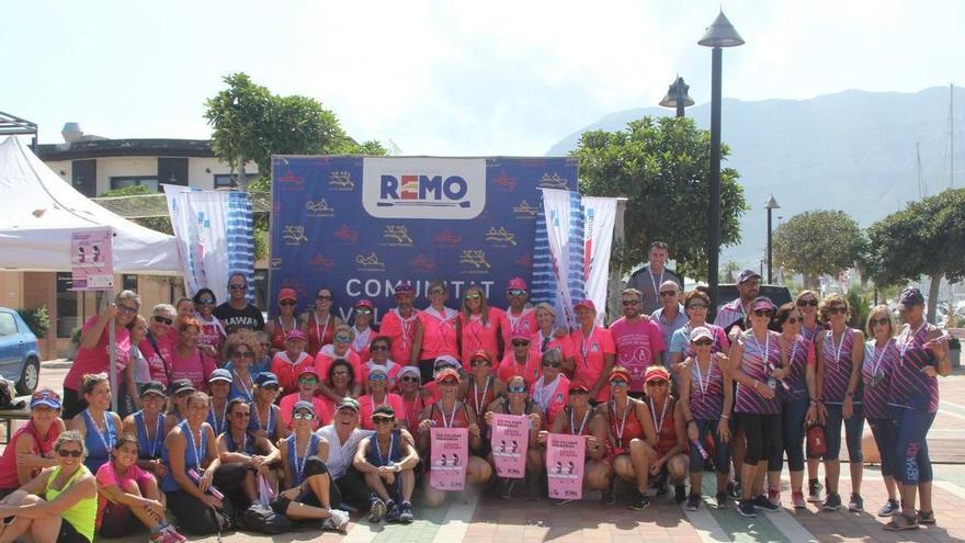 El remo solidario contra el cáncer de mama desembarca en Dénia