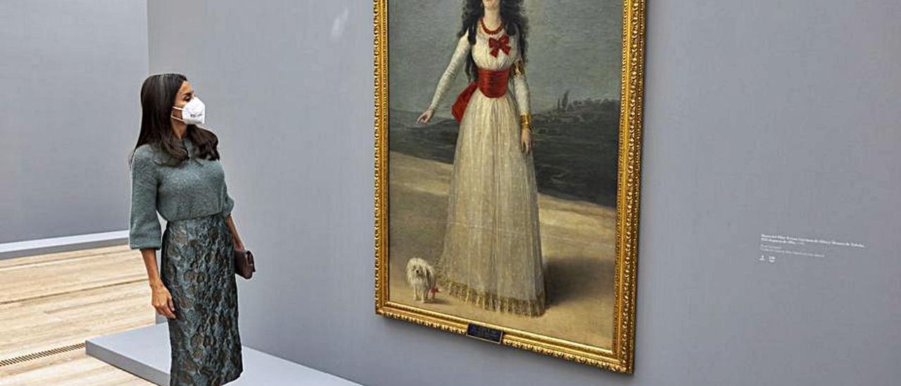 La Reina, ante el cuadro de la Duquesa de Alba pintado por Goya.