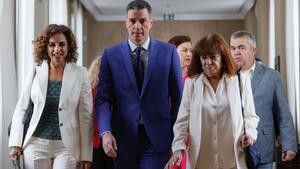 Pedro Sánchez junto a la cúpula del PSOE en el Congreso de los Diputados.