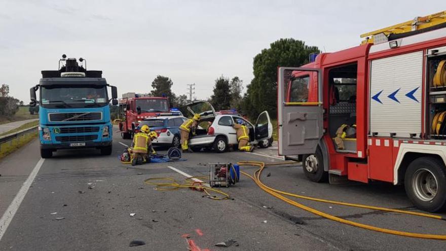 Els serveis d&#039;emergències treballant en l&#039;accident mortal d&#039;aquest gener a Llagostera