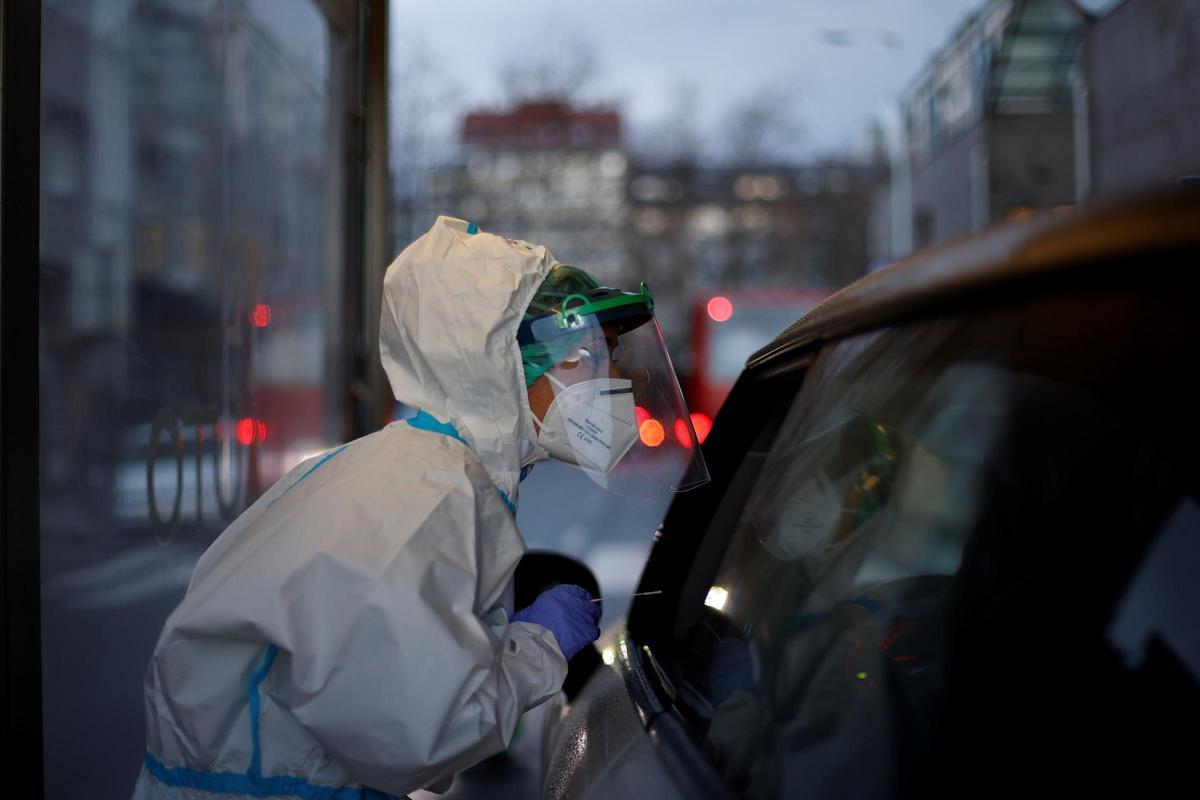 Una sanitaria se dispone a realizar una prueba de detección del coronavirus en A Coruña.