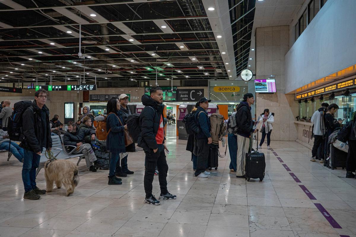 Desconcierto en la estación de Sants tras la suspensión del servicio de Rodalies