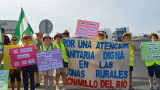 Vecinos de Ochavillo cortan la carretera CO-3312 en protesta por los recortes sanitarios