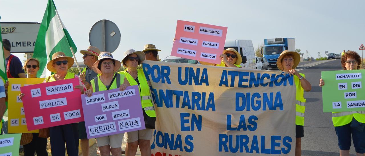 Un grupo de manifestantes, durante el corte de carretera.