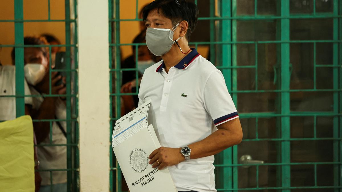 Bongbong Marcos en un colegio electoral.