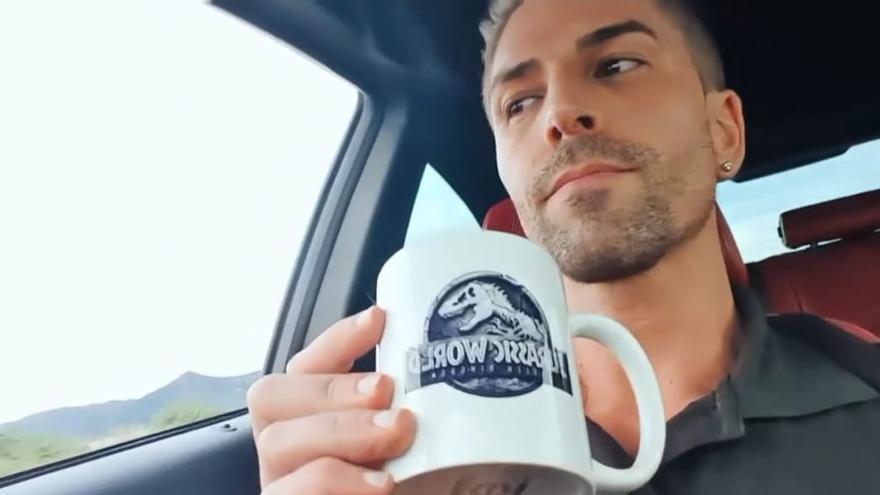 ¿Qué hará el que fuera concursante de 'Gandía Shore' con esa taza?