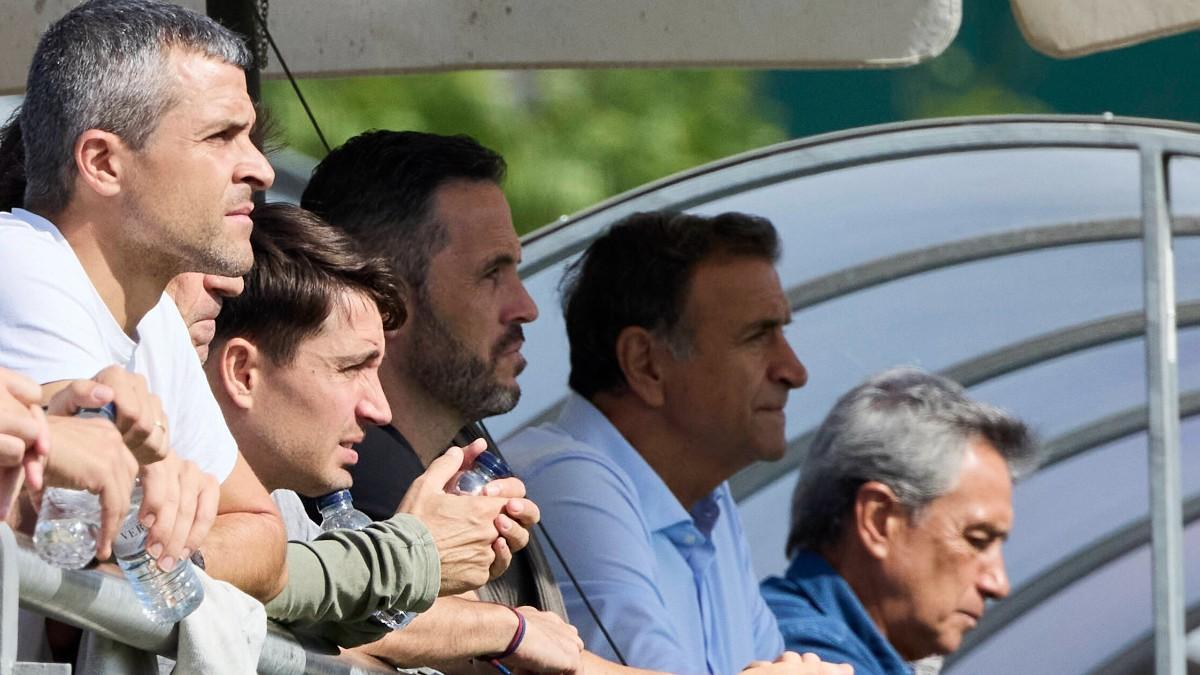 Gerard Sarrà, Boja, Sergi Milà y Alexanko observando un partido de la cantera blaugrtana