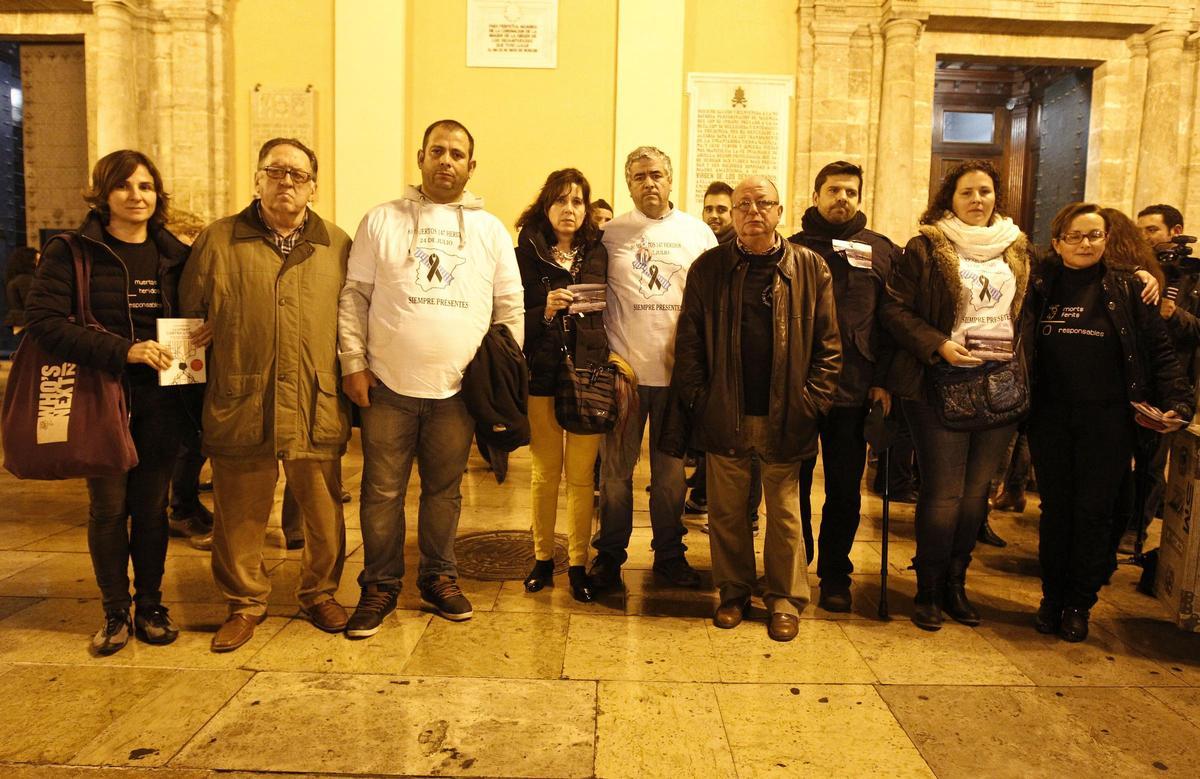 Concentracion de las victimas del metro junto con los familiares de los accidentes del Alvia y del Yak 42.