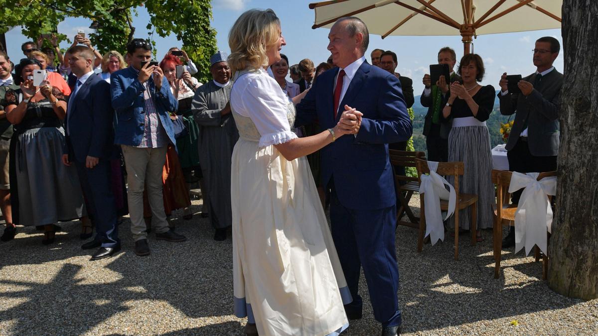El baile de Karin Kneissl y Vladimir Putin, el 18 de agosto del 2018