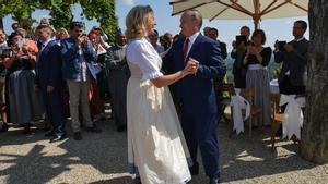 El baile de Karin Kneissl y Vladimir Putin, el 18 de agosto del 2018.