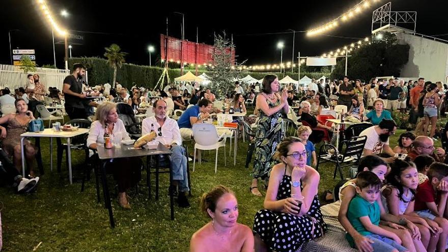 Los ciudadanos disfrutan de una de las actividades nocturnas en la Rucab.