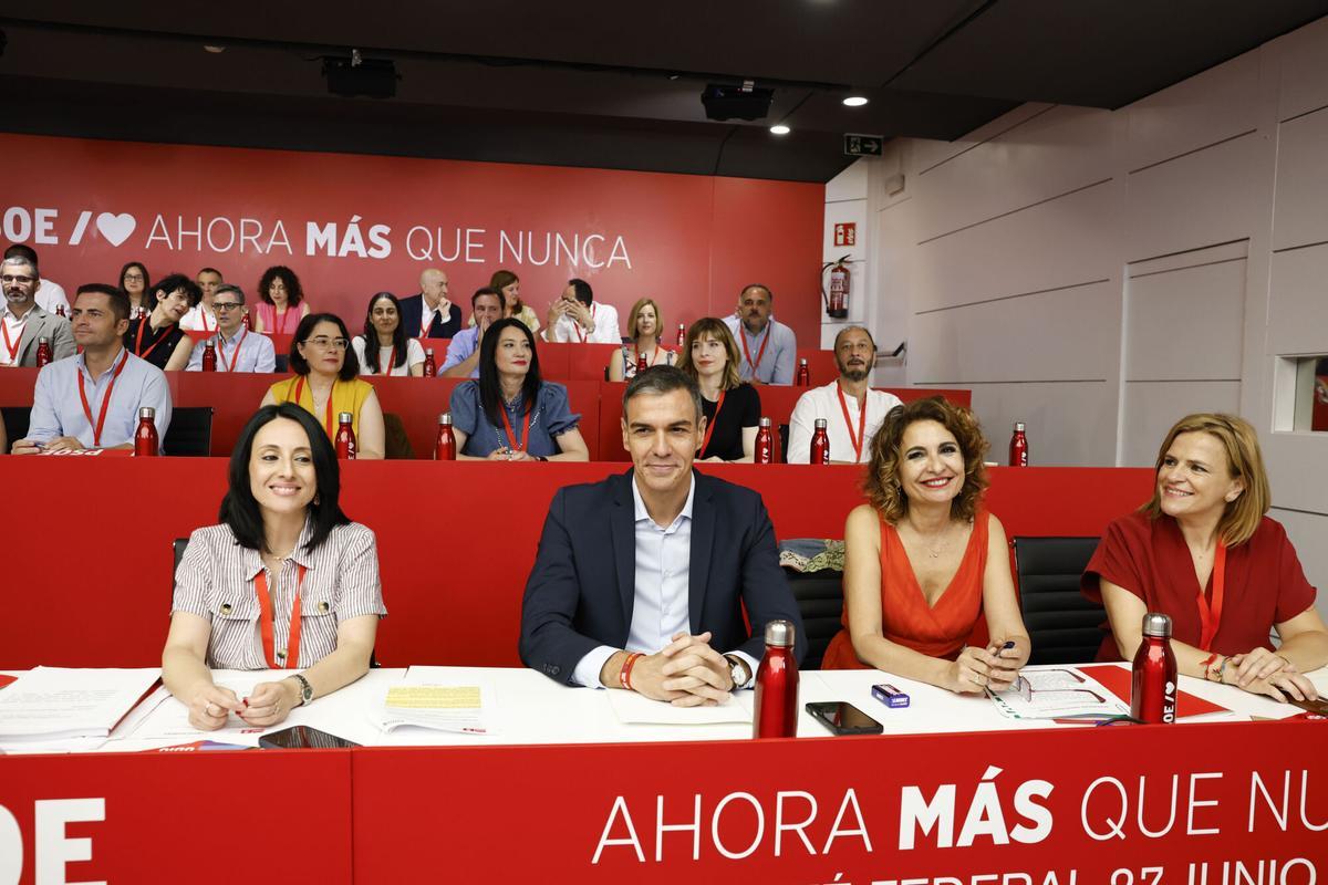 El secretario general del PSOE, Pedro Sánchez (2i); la vicesecretaria general, María Jesús Montero (d); la secretaria de organización, Rebeca Torró Soler (i), y la secretaria de Igualdad, Pilar Bernabé García (d), durante la reunión del Comité Federal del Partido, este sábado. El PSOE reúne a su Comité Federal para arrancar el ciclo electoral de 2027 e intentar dejar atrás los casos de corrupción que afectan al partido en una cita en la que está previsto que algunos barones socialistas exijan respuestas a Pedro Sánchez por la gestión de los mismos. EFE/Chema Moya