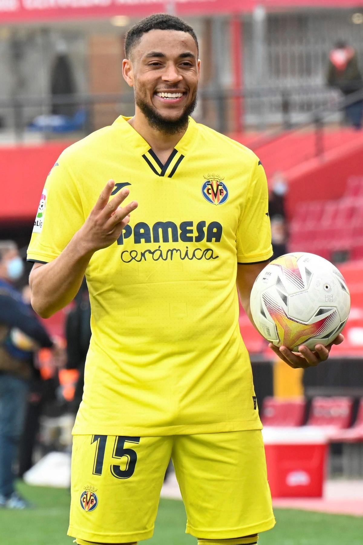 Danjuma con el balón tras anotar un hat-trick frente al Granada en la temporada 2021/22