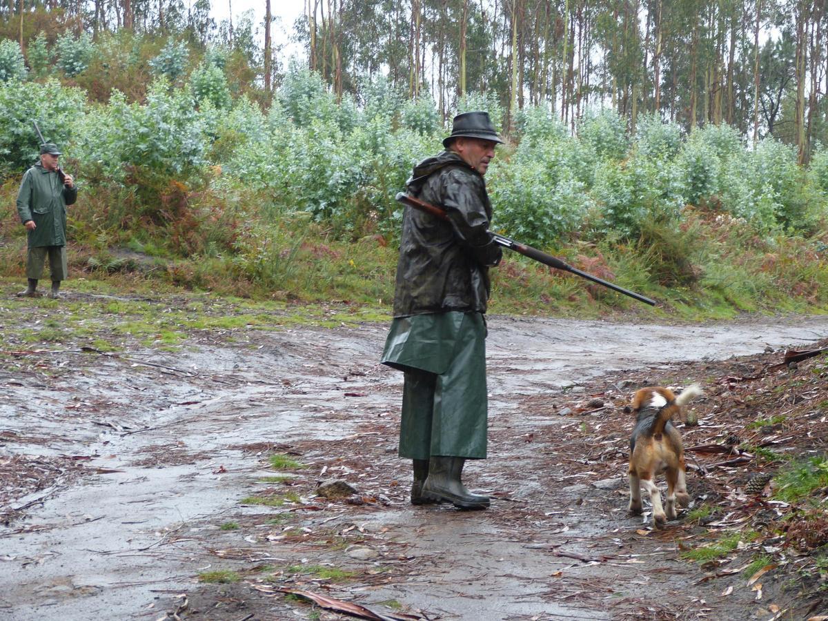 Dos cazadores en plena faena.